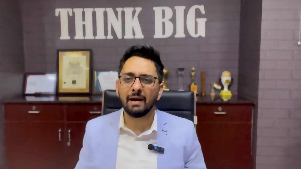 Our founder speaking in the Complianto office